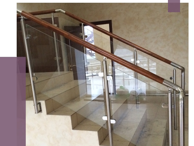 Комбинированные перила из металла и дерева в Курчатове